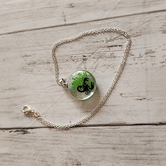 PRESSED Real flower and simulated Scorpion Necklace 925 Chain - Picture 2 of 5